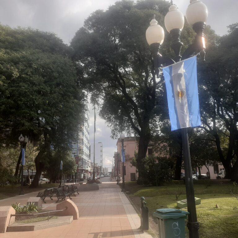 La zona céntrica se viste de celeste y blanco para el homenaje a Manuel