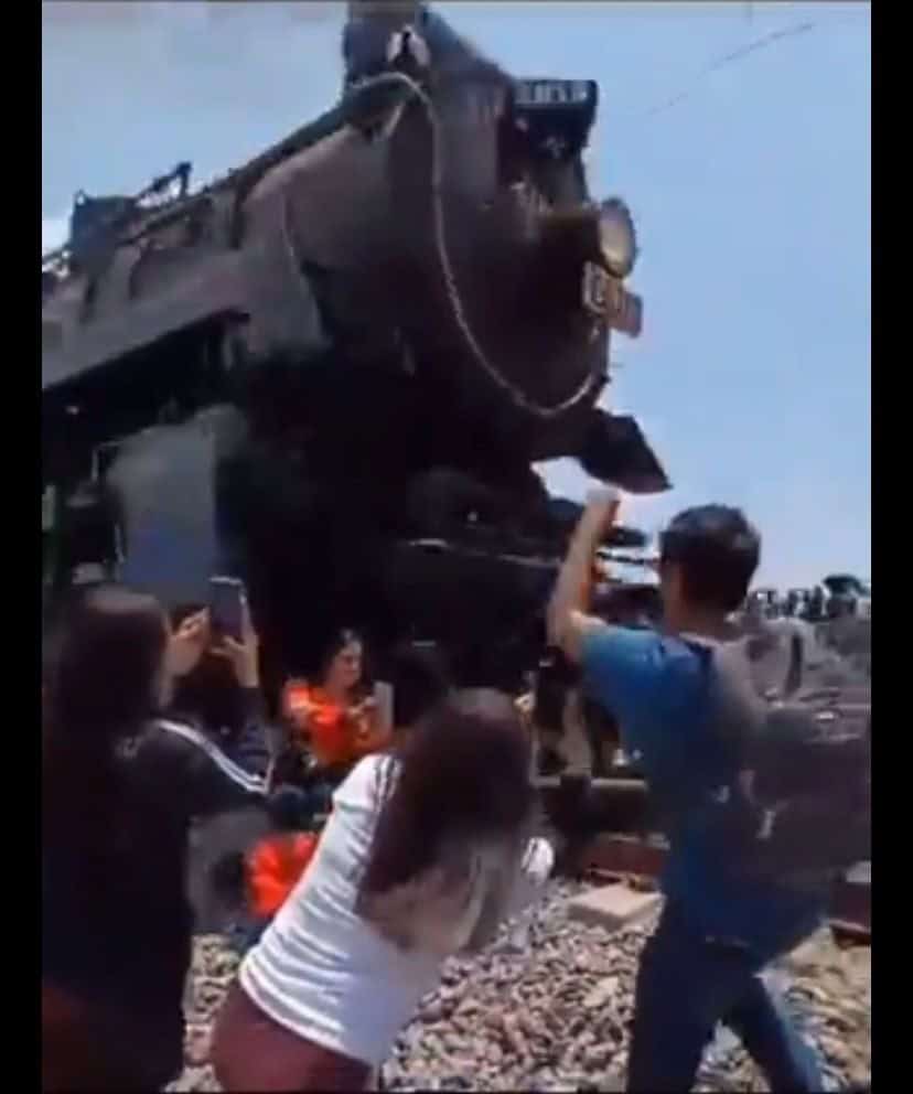 Quiso Sacarse Una Selfie Durante El Paso De Un Tren Y La Locomotora La