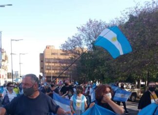 Uruguayenses marcharon hacia la Plaza en rechazo al Gobierno