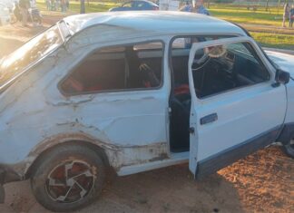 Destrozaron el auto al chocarlo contra un árbol