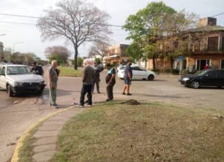 Hubo un fuerte incidente vial entre dos autos