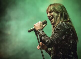 Comienza sus shows con clásicos del rock y tangos