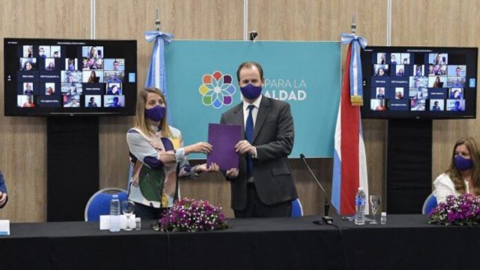p8 - Bordet prometió militar la paridad integral