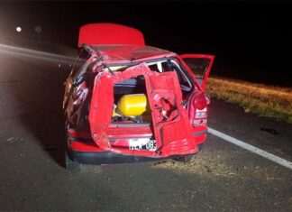 Auto “mordió” la banquina y volcó sobre ruta 12