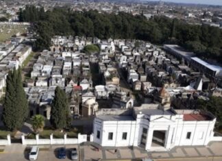 El cementerio abre sus puertas durante el verano