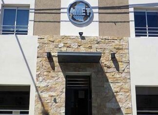 Amet concurrió con un escribano público