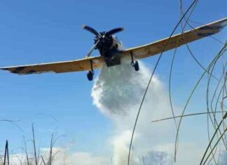 Bomberos combatían un peligroso incendio