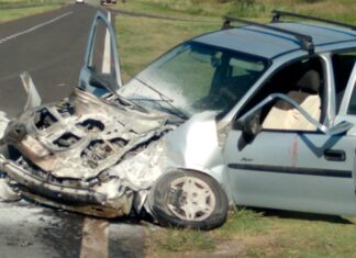 Un camión arrolló a un auto en cruce de rutas
