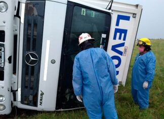 Bomberos rescataron al chofer y fue internado