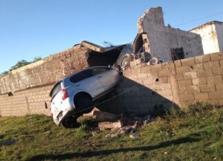 Un auto “voló” y terminó incrustado en una vivienda