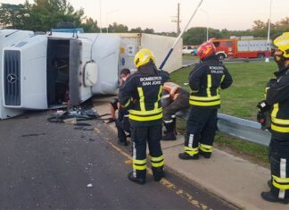 Un camionero perdió el control y volcó