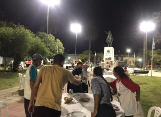 Vecinos solos e indigentes tuvieron su cena navideña