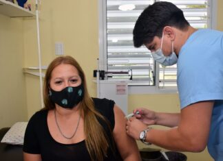 Vacunan a personal de centros de salud contra el Covid-19