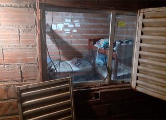 Se encerró en la casa que compartía con su ex