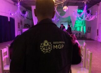 Confundieron a una policía con la stripper de una fiesta
