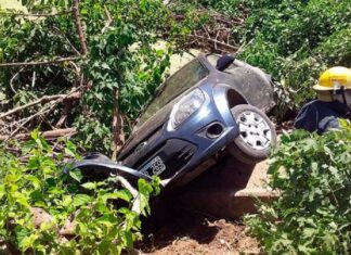 Perdió el control del auto y terminó en una alcantarilla
