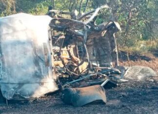 Volcó un auto y luego explotó el tubo de gas