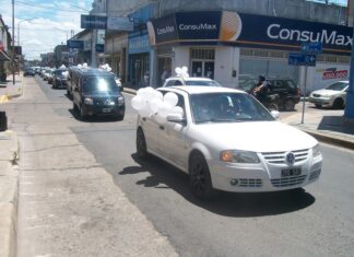 Globos blancos para despedir a Clarita