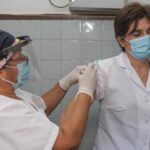 p2 – Amplían la vacunación a trabajadores de salud