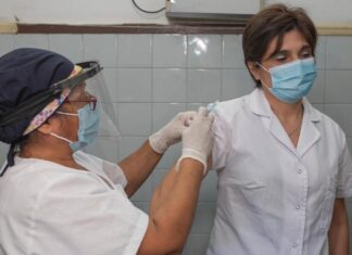 Amplían la vacunación a trabajadores de salud