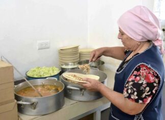 Reclaman que los cocineros escolares reciban la vacuna