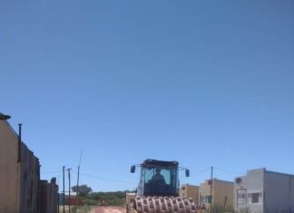 Ejecutan arreglos en calles de tierra del barrio Uocra
