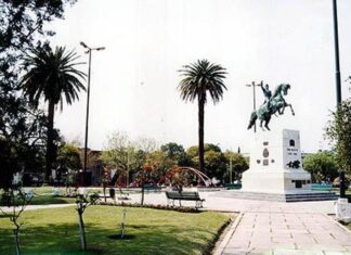 Artistas locales se congregan en la plaza San Martín