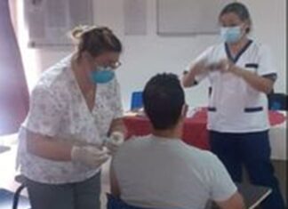 Inmunizaron a los agentes de salud