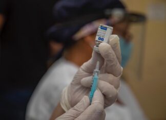 Ya se inmunizó a 450 agentes del Hospital