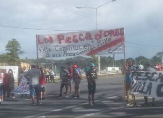Pescadores realizan extenso corte en el puente Rosario-Victoria