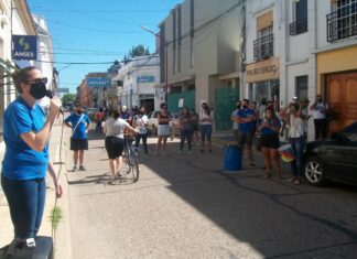 Reclamo frente a la oficina del Iosper