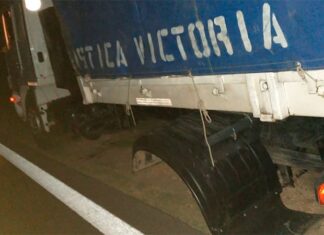 Chocaron con la rueda que perdió un camión