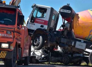 Camión aplastó a auto que hacía marcha atrás