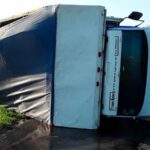 Pagina 6 viernes 5 de febrero volcó un camión cargado de neumáticos
