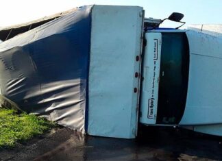 Despistó y quedó volcado sobre la cinta asfáltica
