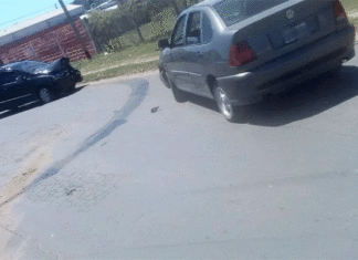 Se cruzó de carril y chocó una columna
