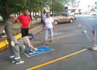 Delimitan las áreas del estacionamiento para discapacitados