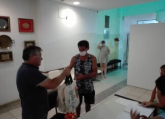 Entregan útiles escolares a los mercantiles