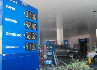 Bajaron los precios de las naftas y subieron los del gasoil