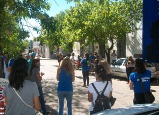 Los docentes protestaron frente a la Departamental