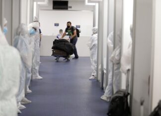 Dos casos de covid en un vuelo desde México