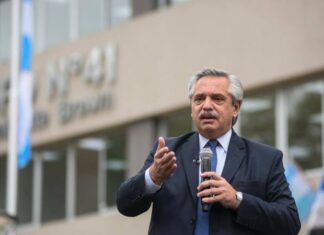 “Los violentos tiran piedras, nosotros tiramos obras”