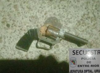 Tres jóvenes expusieron un arma de fuego en comercio