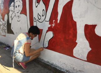 Artistas pintan un mural evocativo de la Declaración Universal de los Derechos Humanos