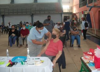 Se retomó la campaña de vacunación en adultos mayores