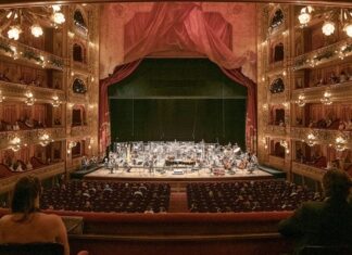 El lado sinfónico y tanguero de Piazzolla reabrió el Colón