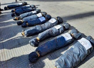 Gustavo Bordet criticó la protesta con falsas bolsas mortuorias