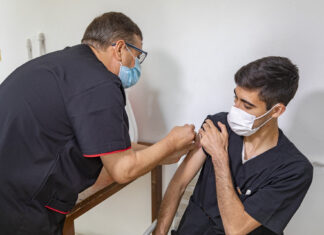 Empezaron a vacunar contra la gripe a los grupos priorizados