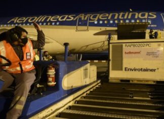 Llegó un avión de China con 384 mil vacunas