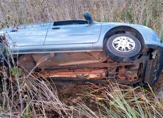 Automóvil despistó y volcó en un zanjón sobre ruta 14